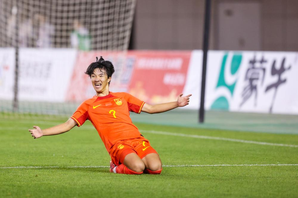 李刚仁引领绿茵场风潮展现新一代足球力量